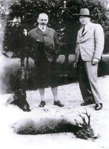 Přemysl Šámal (vlevo) s lesmistrem Vojtěchem Tesařem na Nové Louce v srpnu 1932