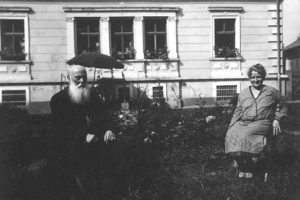 Otec Franz Holtscheck a dcera Lucie před jejich domem č. p. 349 v Hejnicích